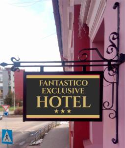 una señal para un hotel al lado de un edificio en Fantastico Exlcusive Hotel en Senta