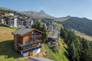 una casa en la cima de una colina con casas en Aarninkhof, en Bettmeralp