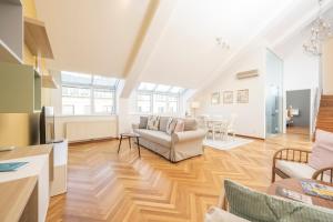 A seating area at Penthouse Staatsoper