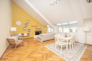 A seating area at Penthouse Staatsoper