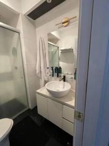 y baño con lavabo, aseo y espejo. en Classy Loft near Polanco w/ balcony, en Ciudad de México