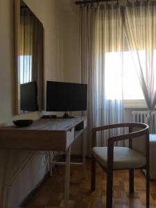 escritorio con ordenador y silla en una habitación en Affittacamere Ferranti di fronte al Centro di Selezione, en Foligno