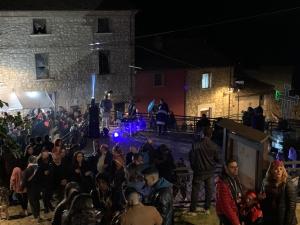 a crowd of people standing in a crowd at night at La Dimora dell'Arco in Pico
