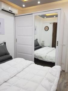 Flat 01 bed room. Sea Street. Hadaba Area. في شرم الشيخ: غرفة نوم بسريرين ومرآة