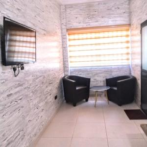 TV a/nebo společenská místnost v ubytování HOTEL MAVILLA Cotonou