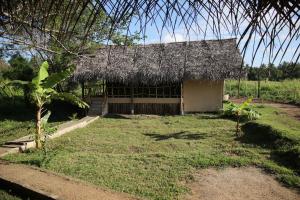 ein kleines Gebäude mit Grasdach in der Unterkunft Nirvaan Safari Lodge in Wilpattu Nationalpark