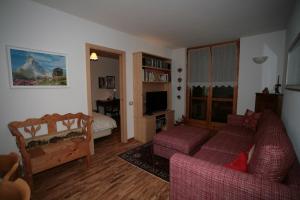 sala de estar con sofá y cama en Residence Valfassa, en Canazei