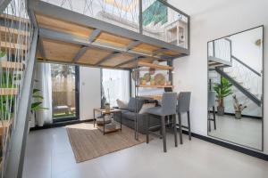 Setusvæði á Tropical Loft with working station in JVC