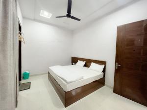 Ένα ή περισσότερα κρεβάτια σε δωμάτιο στο Radha Krishna Bhawan, Homestay