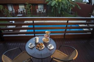 - une table avec un bol de nourriture sur le balcon dans l'établissement Costa Iguazu, à Puerto Iguazú