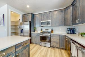 una cocina con armarios de madera y electrodomésticos de acero inoxidable en Red Rock Retreat, en Washington