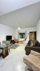 Μια τηλεόραση ή/και κέντρο ψυχαγωγίας στο Casa confortável a 5min a pé da praia