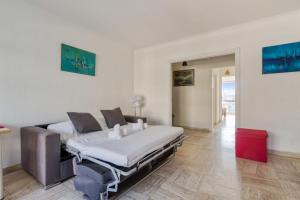 Posteľ alebo postele v izbe v ubytovaní Nice flat with terrace and parking at the heart of Cagnes-sur-Mer - Welkeys