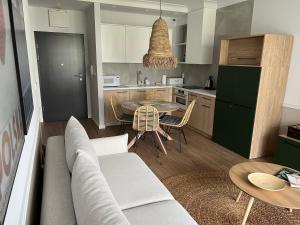 Kuchyňa alebo kuchynka v ubytovaní NA WYDMIE APARTAMENT - Rezydencja Niechorze 111