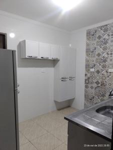 una cocina con armarios blancos y fregadero en Casa Duplex com Vista pro Mar en Guaratuba