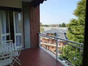 balcone con panchina e vista di Luminoso Appartamento con Balcone a Veduggio con Colzano