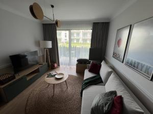 Televízia a/alebo spoločenská miestnosť v ubytovaní NA WYDMIE APARTAMENT - Rezydencja Niechorze 111