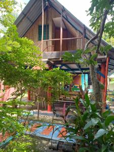 una casa con balcón en medio de árboles en Eco-Cafe El Mirador, en Guachaca