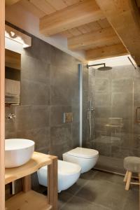 bagno con 2 lavandini, servizi igienici e doccia di Bed & Breakfast Alchemilla a Gressoney-la-Trinité