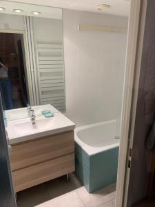 a bathroom with a sink and a bath tub at APPARTEMENT RÉNOVE, RÉSIDENCE COTE BRUNE, CENTRE STATION, PIED DES PISTES, 30m² 4/5 pers in Les Deux Alpes