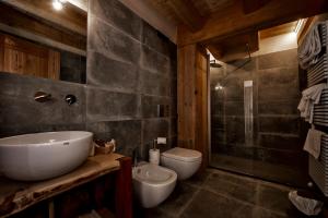 La salle de bains est pourvue d'un lavabo et de toilettes. dans l'établissement Bed & Breakfast Alchemilla, à Gressoney-La-Trinité