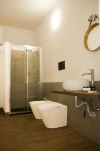 y baño con lavabo, ducha y aseo. en Quattrocantiapartments, en Palermo