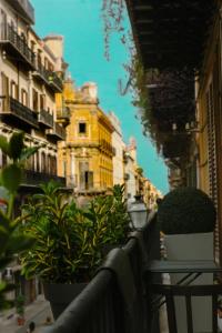 un balcón con plantas y edificios en una calle en Quattrocantiapartments, en Palermo