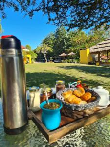 una mesa con un plato de comida en una mesa de picnic en Las Princesas Cabañas en Los Reartes