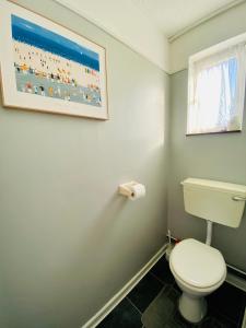 A bathroom at Quiet and Comfy 2- bedroom Holiday Chalet, walk to the beach, Norfolk