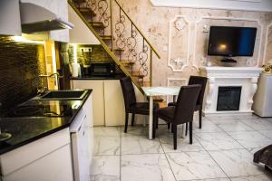 Exclusive Apartmanok Szegedにあるキッチンまたは簡易キッチン
