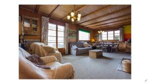 Posezení v ubytování Chalet traditionnel avec jacuzzi extérieur