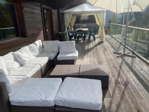 Posezení v ubytování Chalet traditionnel avec jacuzzi extérieur