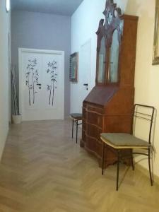 une chambre avec un piano et deux chaises dans l'établissement Mascagni Rooms, à Florence