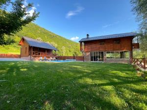 una casa con un prato davanti a un edificio di Eko vila Krupa a Krupa na Vrbasu