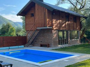 una casa con una piscina di fronte di Eko vila Krupa a Krupa na Vrbasu Altre 19 foto