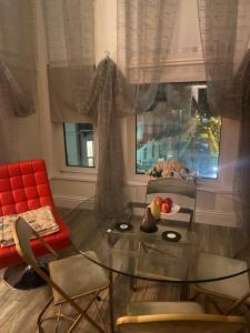 ヘイスティングスにあるSea View Julietteのリビングルーム(赤い椅子、ガラスのテーブル付)