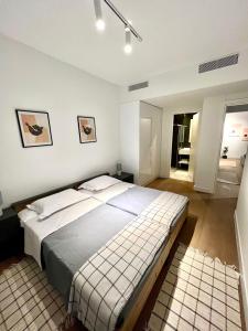 1 dormitorio con 1 cama grande en una habitación en Glyfada Downtown, en Atenas