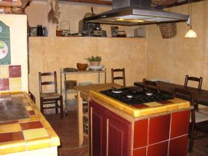 una cucina con piano cottura e tavolo con sedie di maison florentine a La Gaude