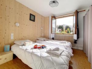 two twin beds in a room with wooden walls at Chalet Saint-Martin-de-Belleville, 5 pièces, 6 personnes - FR-1-344-1051 in Saint-Marcel