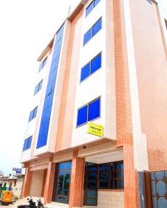 un bâtiment avec un panneau à l'avant dans l'établissement HOTEL MAVILLA Cotonou, à Cotonou