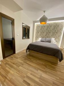 a bedroom with a bed and a wall at Maestro Bartolomé 30 in Jaén