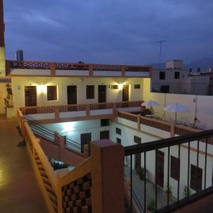 Una vista desde el balcón de un edificio por la noche. en Gran Hotel, en Arequipa