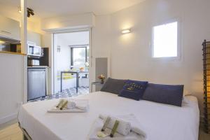 1 dormitorio con 1 cama blanca grande y toallas. en Large studio with ocean view 5 min to Anglet beach - Welkeys, en Anglet