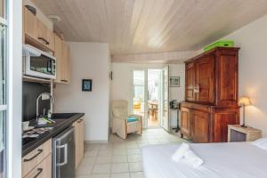 - une cuisine avec un évier et un comptoir dans l'établissement Nice studio with veranda nearby the beach in La Flotte - Welkeys, à La Flotte