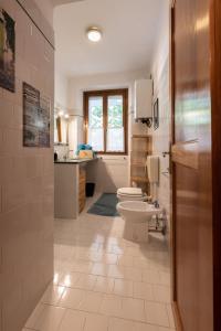 Rooms Relais Art Borgocastello3 في غوريزيا: حمام مع مرحاضين ومغسلة