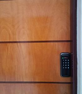 a close up of a wooden door with a remote control at 01 APTO em frete ao Shopping Pátio Norte in São-José-do-Ribamar