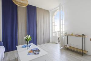a living room with a vase of flowers on a table at Studio Limpo - Welkeys in Hendaye