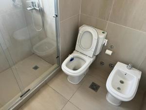 a bathroom with a toilet and a shower at Moderno Depto con Vista al Mar in Comodoro Rivadavia