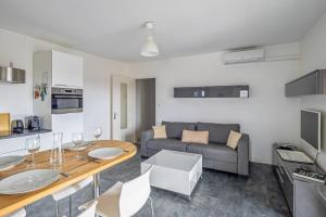 Ein Sitzbereich in der Unterkunft Nice and modern flat with balcony and parking in Bordeaux - Welkeys