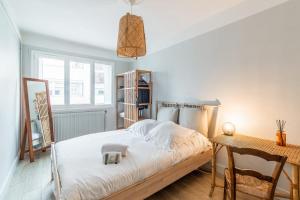 een kleine slaapkamer met een bed en een tafel bij Beautiful flat nearby Part-Dieu in Lyon - Welkeys in Lyon